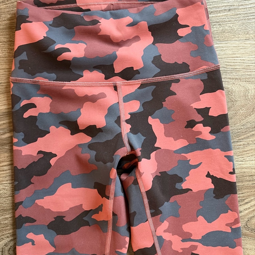 Lululemon Wunder Under High-Rise Tight 25" in Heritage Camo Smoky Red Night Sea - Picture 4 of 7
